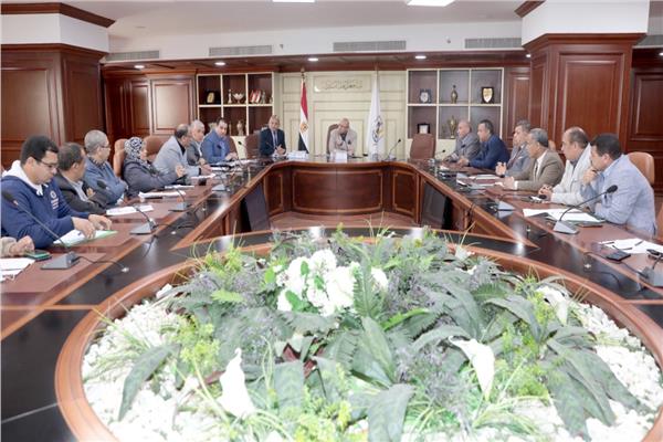 اجتماعاً لمتابعة معدلات تنفيذ مشروعات الخطة الاستثمارية