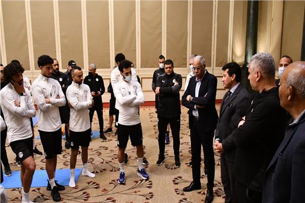 وزير الرياضة يلتقى لاعبى المنتخب قبل السفر إلى السنغال.. ويطالب بالتأهل لكأس العالم