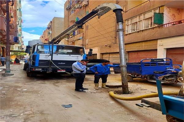 استكمال الخطة الدورية لتطهير خطوط ومطابق وغرف الصرف الصحي بالمنوفية