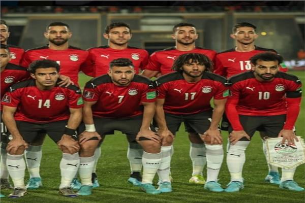 عبد المنعم مع لاعبي منتخب مصر