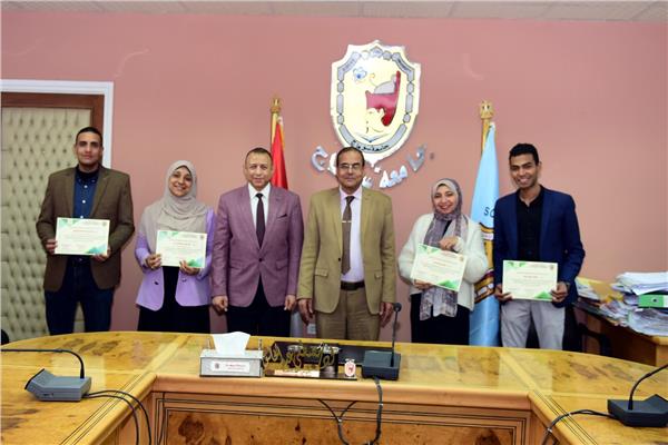 رئيس جامعة سوهاج يكرم سفراء الإستدامة