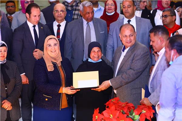 وزيرة التضامن و محافظ أسيوط في حفل تكريم الأمهات المثاليات