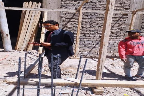 إيقاف وإزالة حالتى تعدى بمساحة 180م ورفع 20 طن مخلفات بالمنيا 