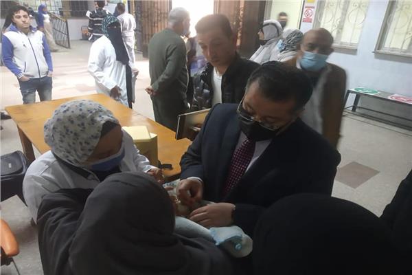 الدخاخني أثناء مشاركته في تطعيم الأطفال