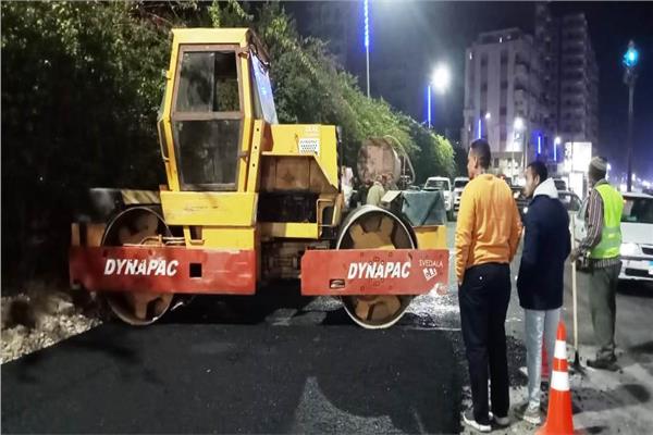 استمرار أعمال الرصف بطريق سوهاج أخميم بطول 2.5 كيلومتر  