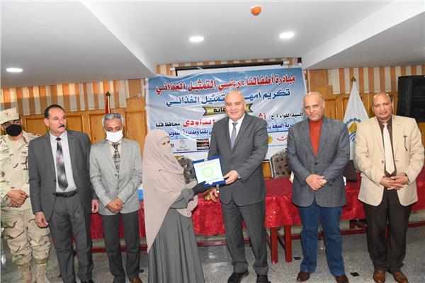 الداودي يكرم أمهات اطفال التمثيل الغذائى
