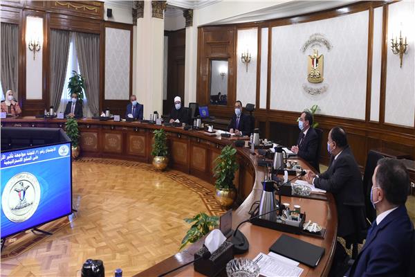 الدكتور مصطفى مدبولي خلال ترأسه الاجتماع الثالث للجنة مواجهة تأثير الأزمة العالمية على السلع 