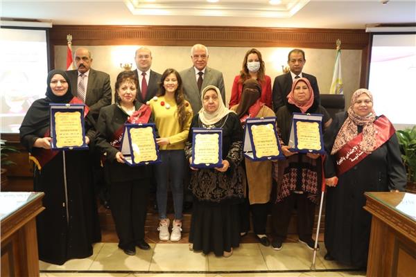 محافظ الجيزة يكرم الأمهات المثاليات
