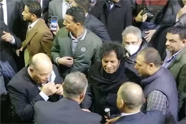 أحمد قذاف الدم يصل عزاء رجائي عطية| فيديو 