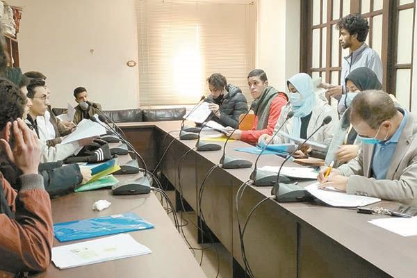عدد من الطلاب اثناء الاستعداد لاختبار تحديد المستوى