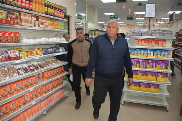 اللواء محمد الزملوط محافظ الوادي الجديد ، بجولة تفقدية