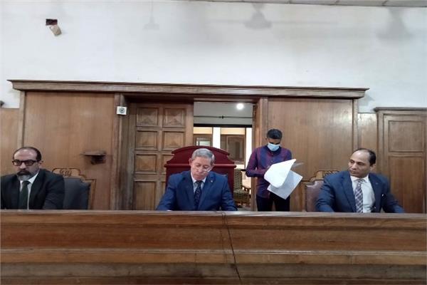 جنايات المنصورة تحيل  أوراق سائق توك توك للمفتي قتل  والده حرقا  وشرع فى قتل امه