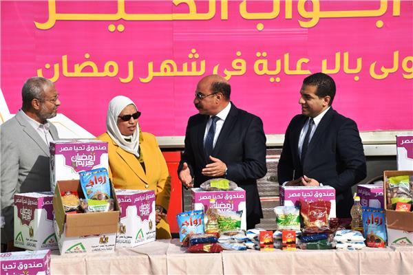  محافظ أسوان يتفقد قافلة حملة أبواب الخير وتوزيعها لـ 6 ألاف أسرة مستحقة 