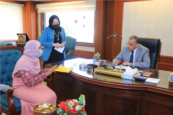 محافظ سوهاج يلتقي المواطنين