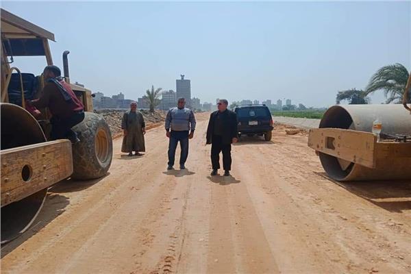 بدء أعمال رصف الطريق الدائري بمركز أبوقرقاص بالمنيا