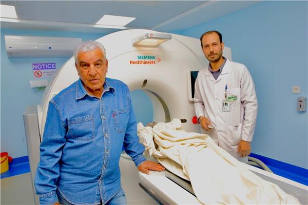 الدكتور زاهي حواس بجانب المومياء لإجراء فحوصات طبية 