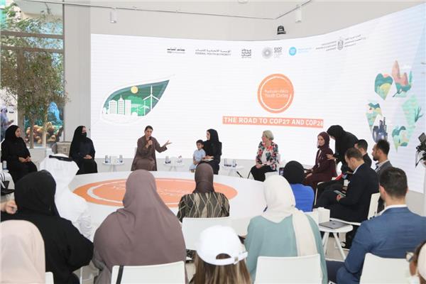  وزيرة البيئة بالإمارات  خلال لقاءها مع وزيرة البيئة المصرية