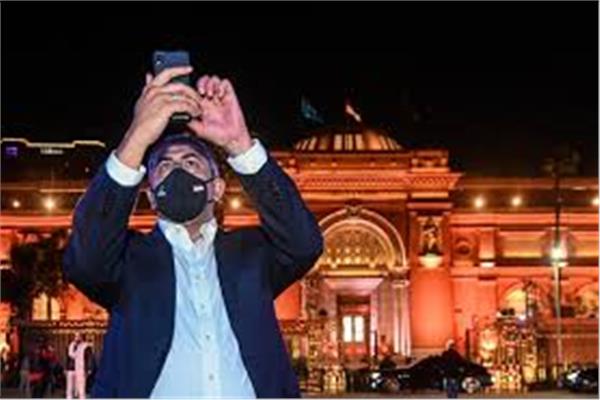 زوراب بولوليكاشفيلي خلال تصويره للمتحف المصري 
