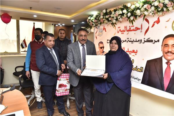اللواء خالد شعيب محافظ مطروح يشارك فى احتفال تكريم الام المثالية