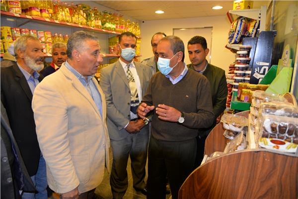 محافظ الإسماعيلية يتفقد معارض السلع الغذائية  بأبوعطوة ليلا