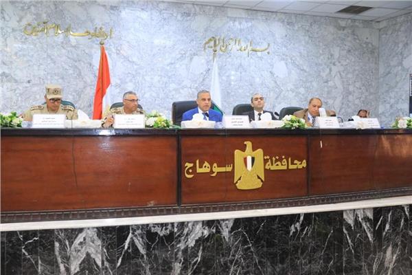 محافظ سوهاج يبحث الموقف التنفيذي لمشروعات المبادرة الرئاسية