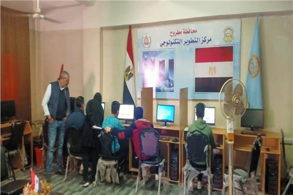 جانب من الإختبار الإلكتروني لطلاب المدرسة النووية بمطروح