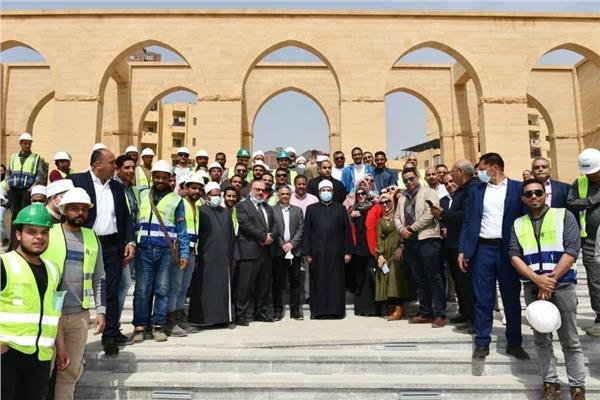 وزير الأوقاف خلال تفقد الأعمال بجامع عمرو بن العاص