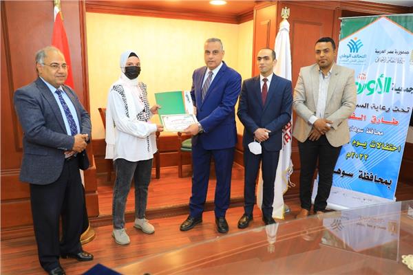   محافظ سوهاج يسلم دعما ماديا لـ 5 عرائس و 5 طلاب متفوقين ويكرم 2 من الأمهات المثاليات  