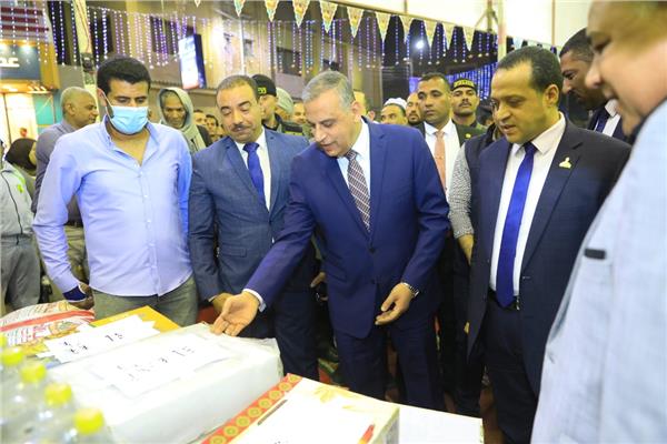 محافظ سوهاج يتفقد معرض " أهلا رمضان " بمركز البلينا
