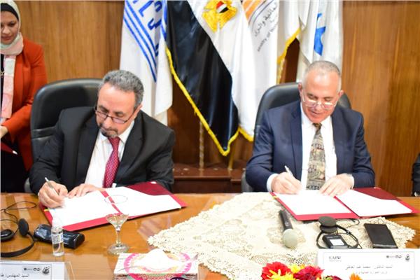وزير الموارد المائية خلال توقيع الإتفاقية
