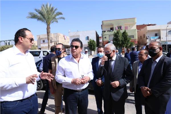 الدكتور خالد عبدالغفار اثناء الجولة 
