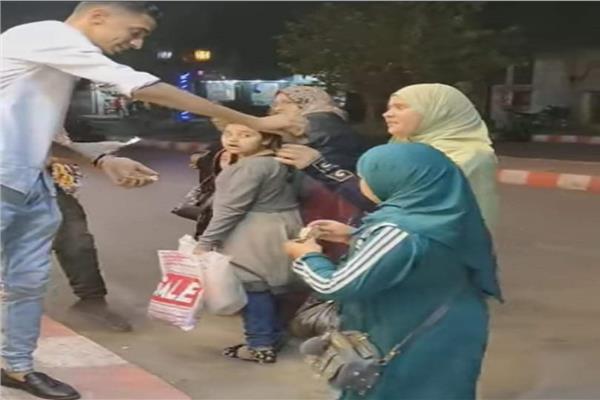قبطي يوزع الفوانيس على المارة في شوارع قنا