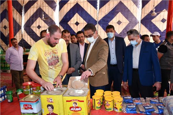 محافظ الفيوم يتفقد معرض "خير بلدنا"