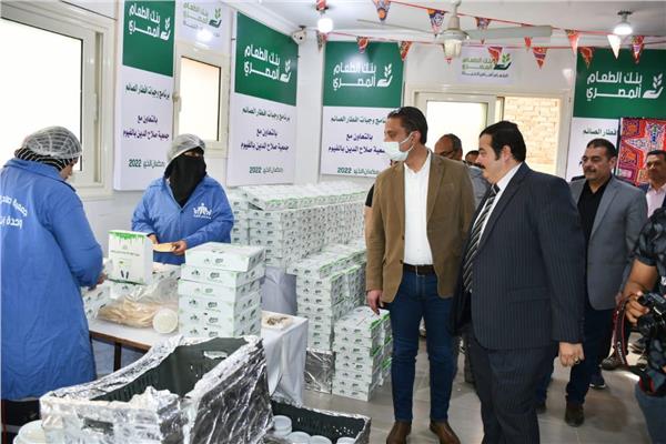 محافظ الفيوم يتفقد مائدة إفطار الصائمين 