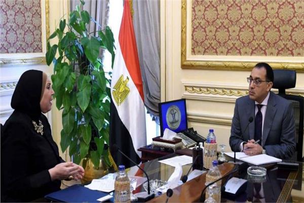 رئيس الوزراء ووزيرة الصناعة - أرشيفية