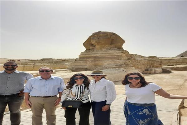 رئيس مايكروسوفت يزور الأهرامات
