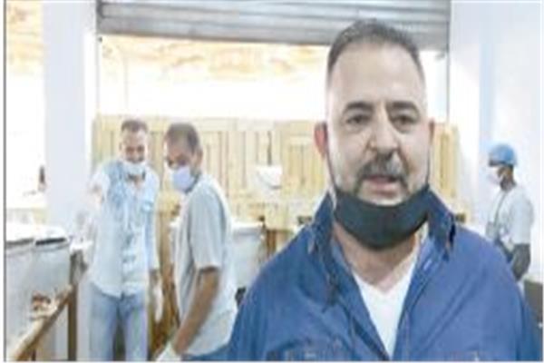 المقدس محارب يشرف على إعداد الوجبات 