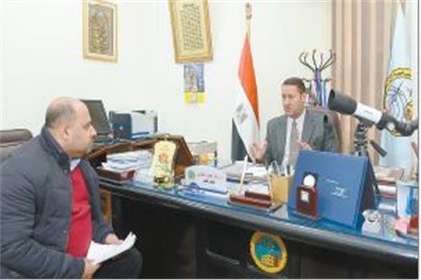 د. جاد القاضى رئيس معهد البحوث الفلكية والجيوفيزيقية بحلوان أثناء حواره مع «الأخبار»