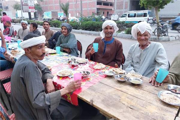 "قبطي" يقيم أكبر مائدة افطارللصائمين بالاقصر 