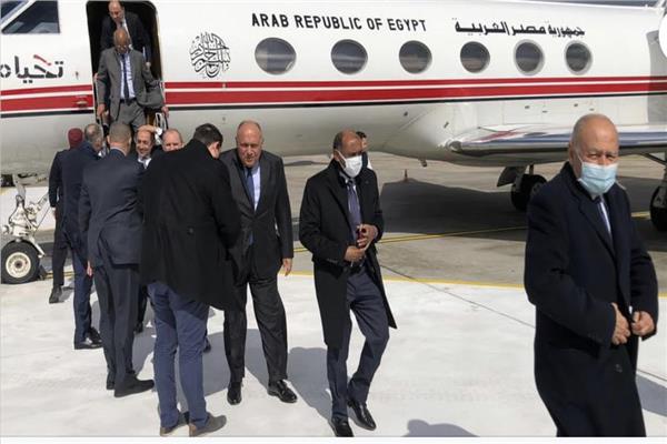 شكري ووزراء خارجية مجموعة الاتصال العربي يصلون الي ارسو