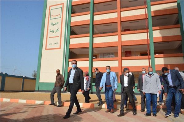 محافظ الغربية يتفقد المدارس