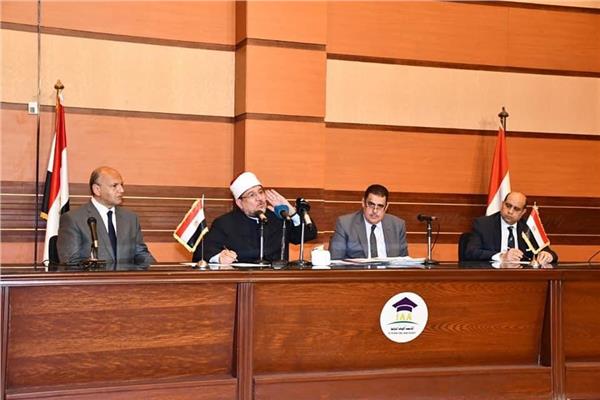 وزير الأوقاف خلال لقائه قيادات هيئة الأوقاف بأكاديمية الأوقاف الدولية