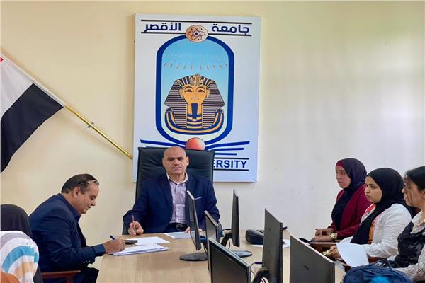 رئيس جامعة الأقصر يلتقي الدفعة الجديدة من المكلفات بالخدمة العامة 