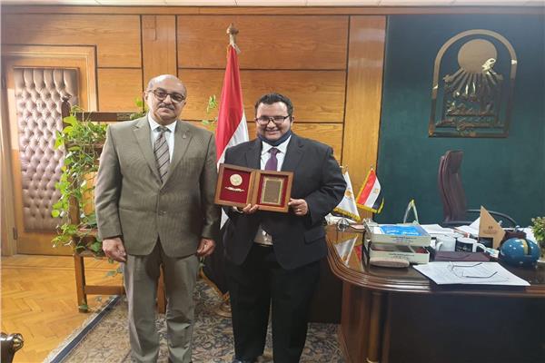 الدكتور طارق الجمال رئيس جامعة أسيوط يهنئ الدكتور محمد عبد الشكور المدرس المساعد بكلية العلوم