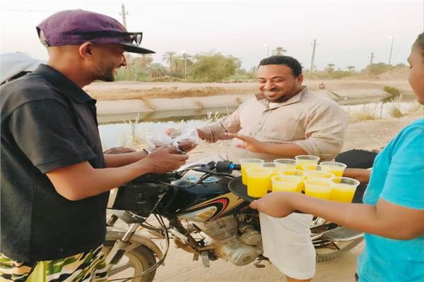 شباب النوبة يوزعون مشروب الابرية والتمور على الصائمين بأسوان