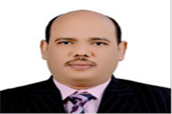 الدكتور عرفات عبد الحميد عبد اللطيف الاستاذ بقسم النبات بكلية العلوم بقنا 