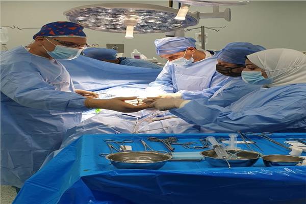  نجاح عملية جراحية لزراعة الكلى بجامعة أسيوط لشاب 
