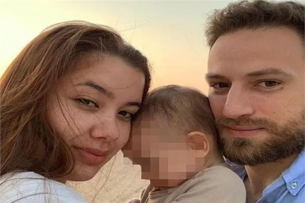 الطيار اليوناني برفقة زوجته القتيلة وطفليهما