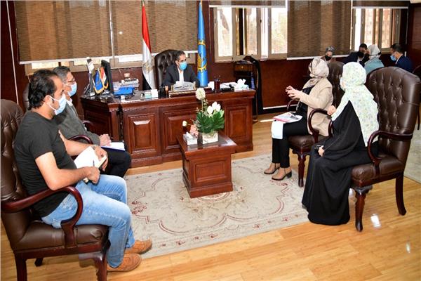 محافظ الغربية يناقش موقف مشروعات حياة كريمة