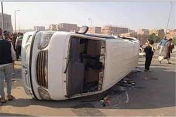 إصابة 6 أشخاص بحادث انقلاب سيارة ميكروباص في أسيوط 